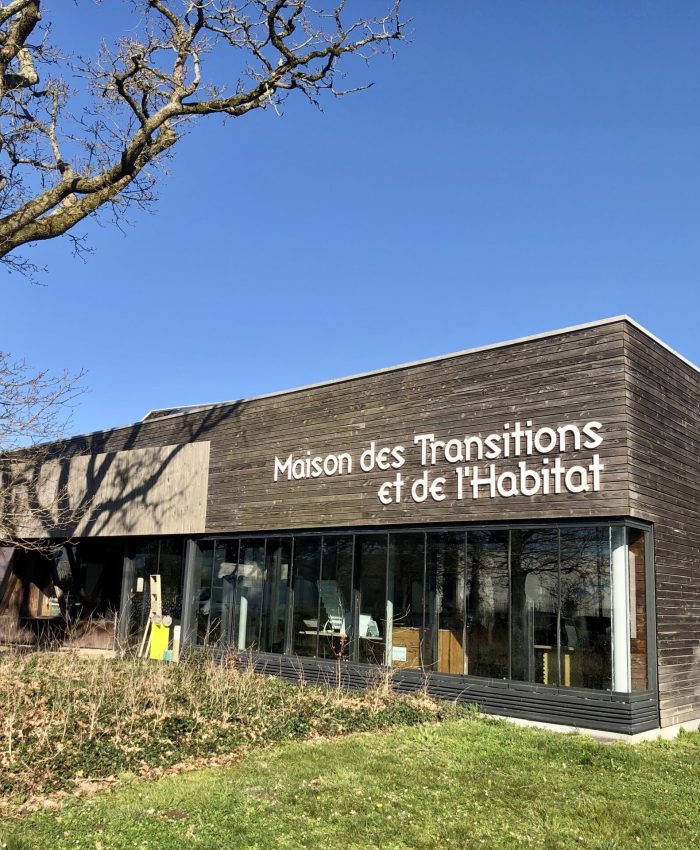Les menuisiers visitent la maison des transitions et de l’habitat à Concarneau